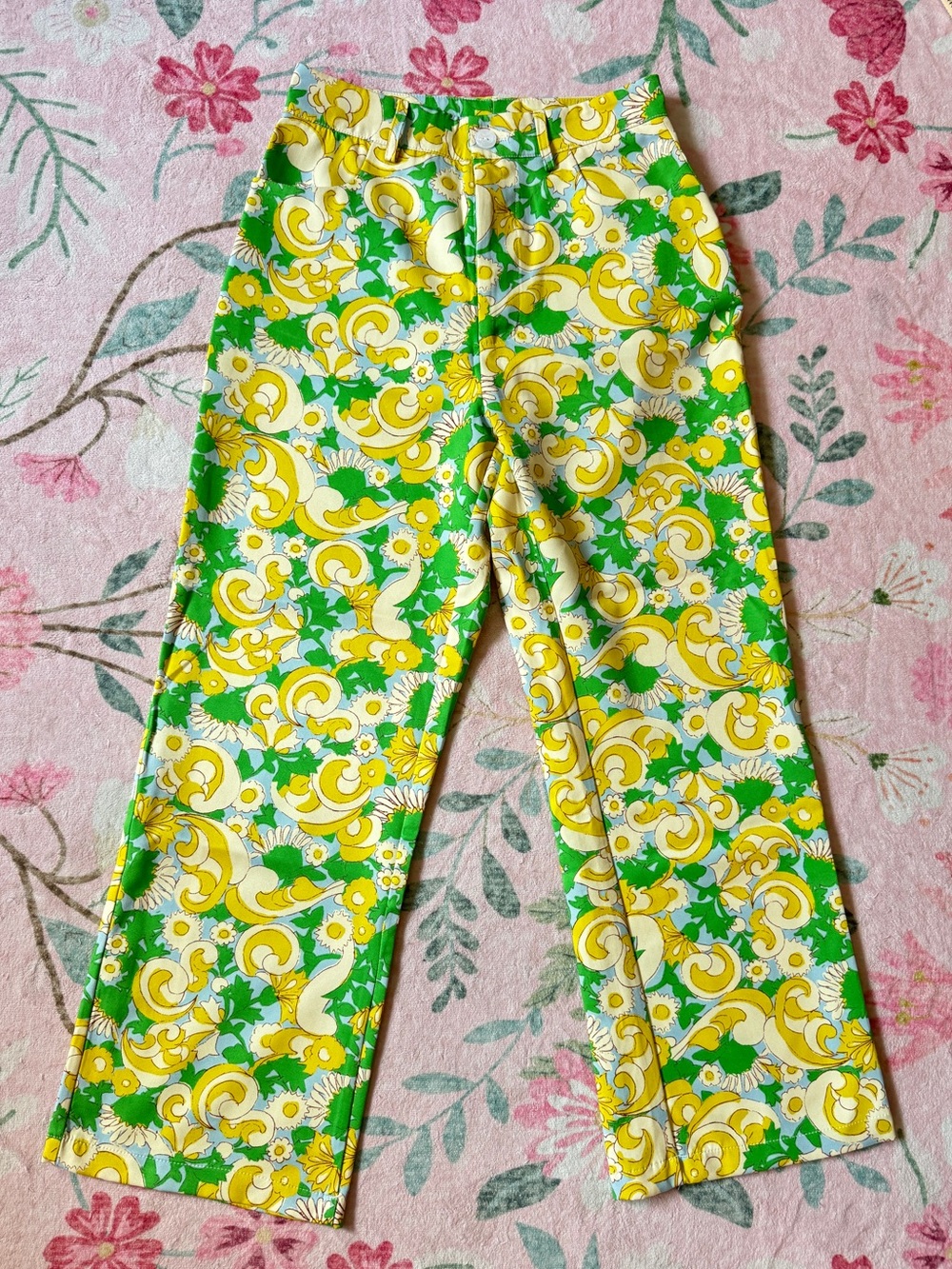 Retro green & yellow floral swirl patterned capris
